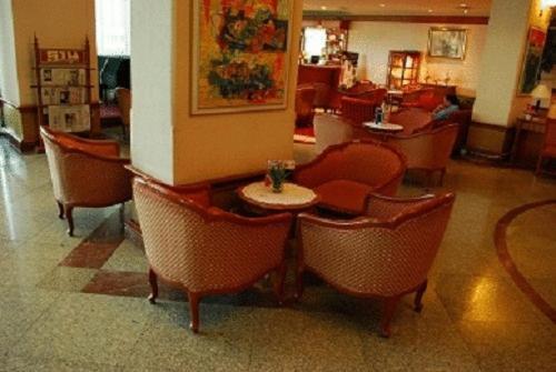 מלון Charoen Thani Hotel,