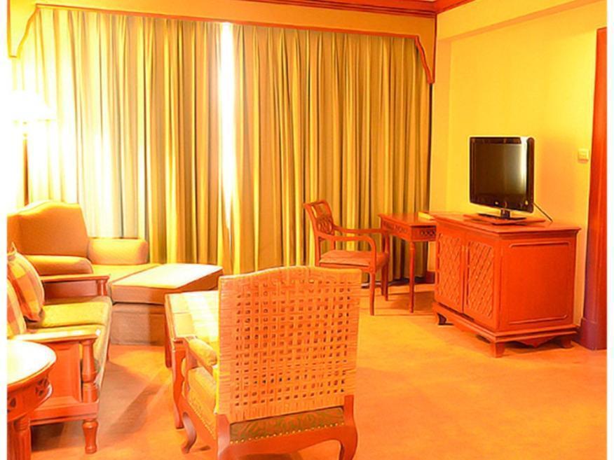 Charoen Thani Hotel, 4*