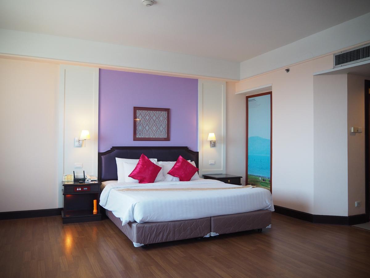 Charoen Thani Hotel, מלון