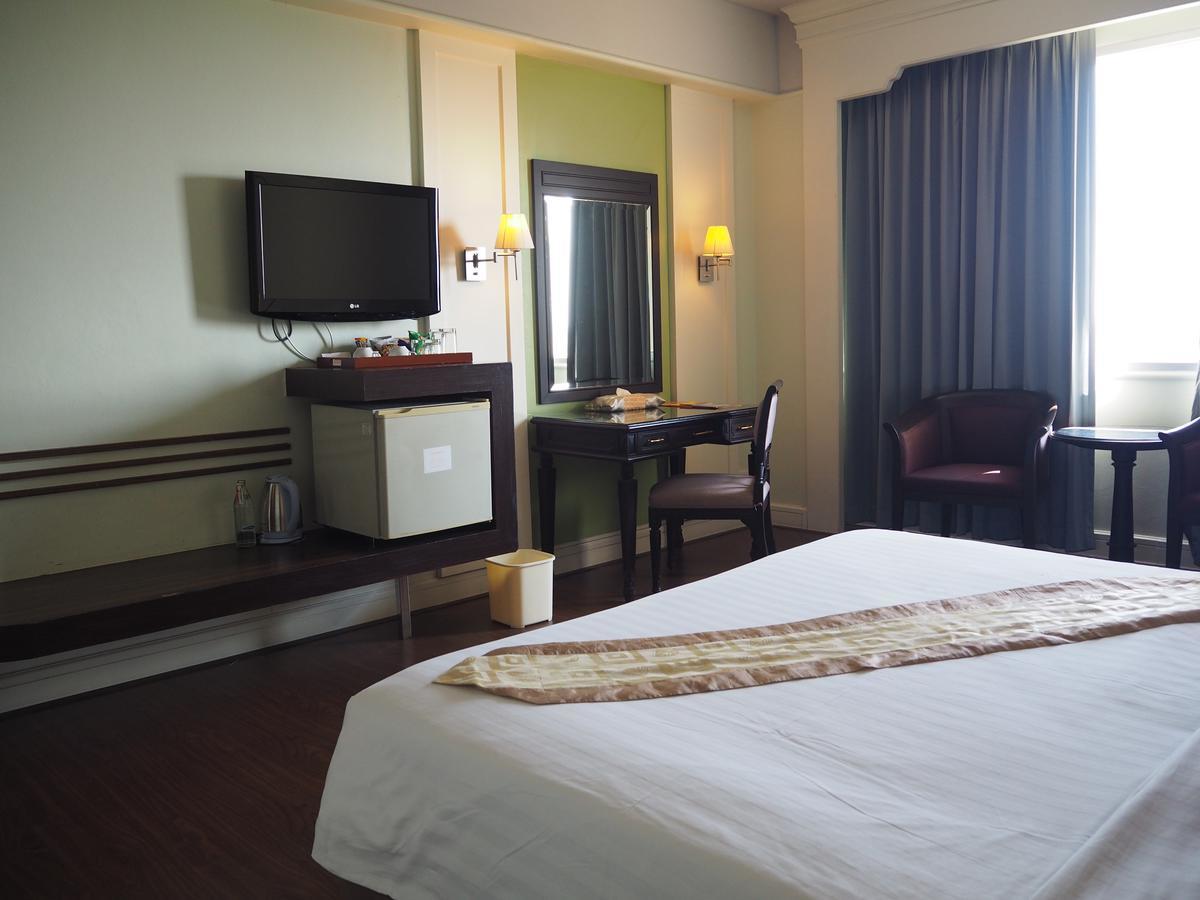 Charoen Thani Hotel,