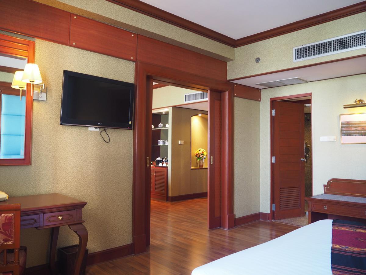 Charoen Thani Hotel, 4*