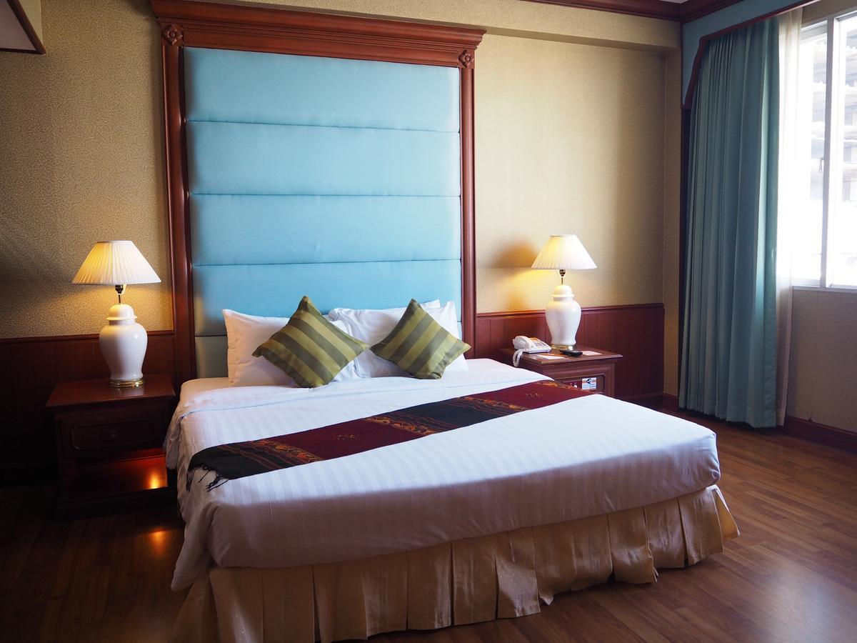 מלון Charoen Thani Hotel,