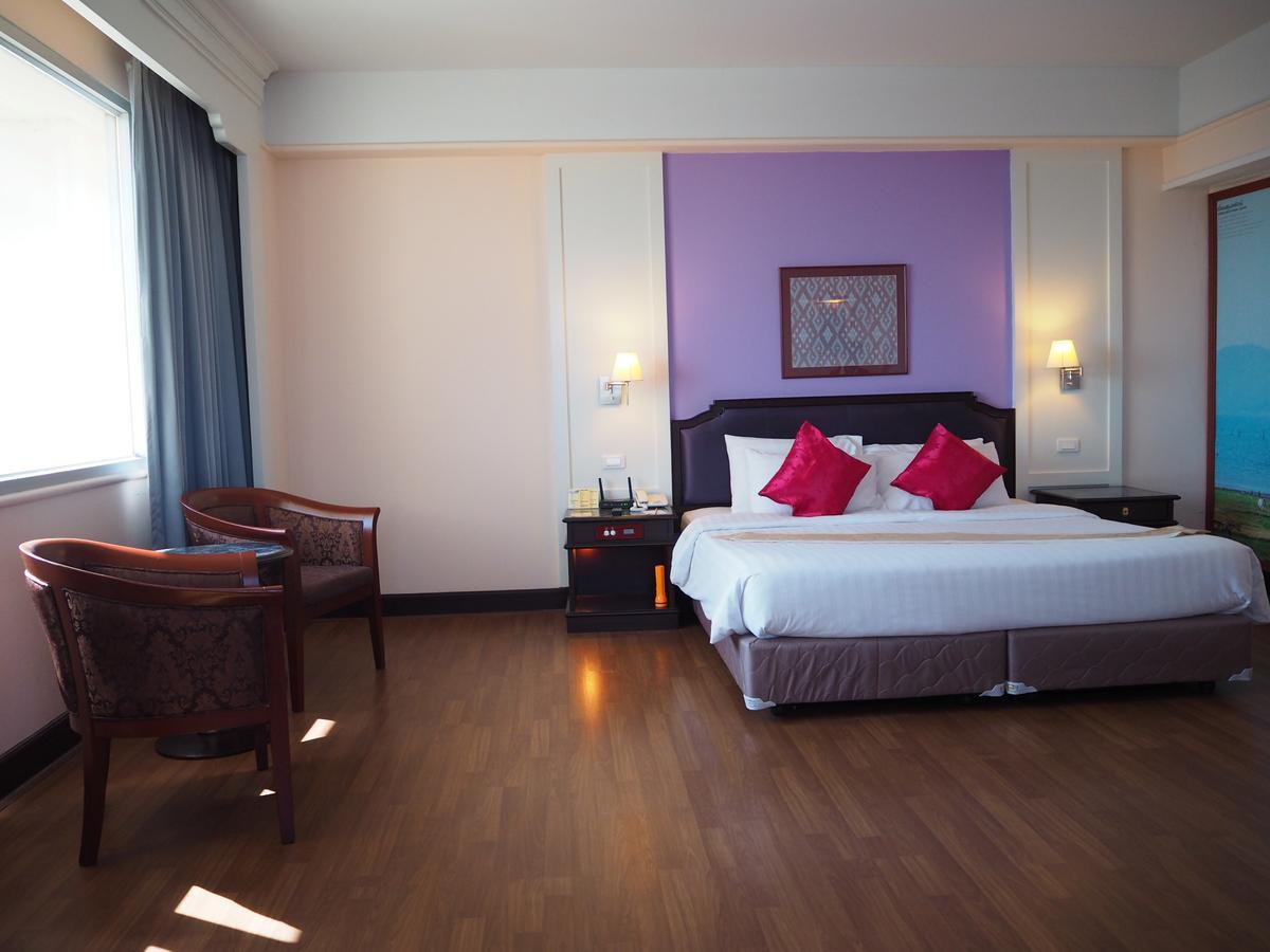 Charoen Thani Hotel, 4*