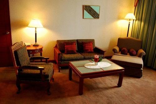 Charoen Thani Hotel, 4*