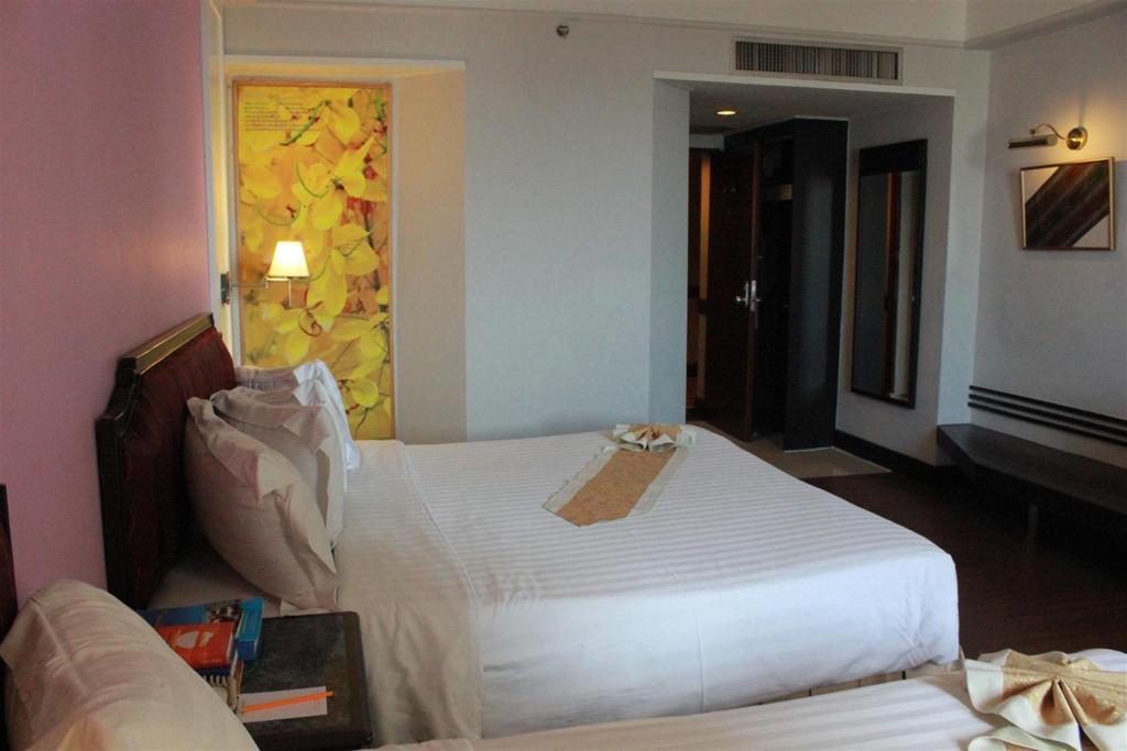 Charoen Thani Hotel, 4*