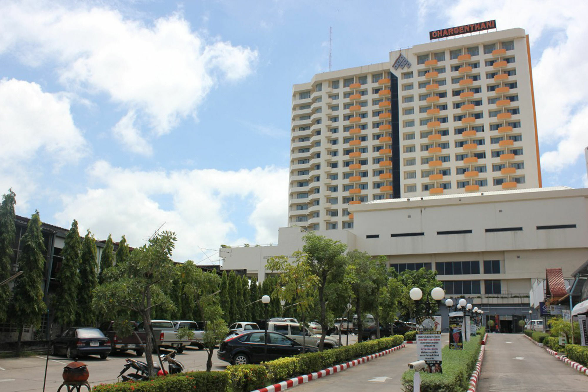 Charoen Thani Hotel, מלון 4*